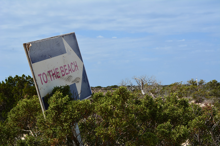 To the beach. Information sign / PhotoSilvana Matozza