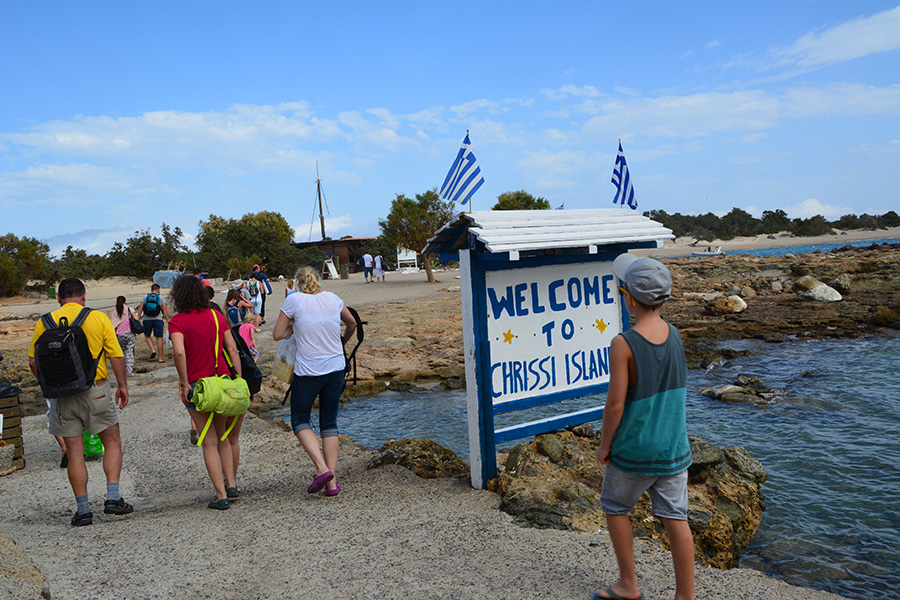 Turisti sbarcano sul piccolo molo, Vougiou Mati  / PhotoSilvana Matozza