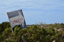 To the beach. Information sign / PhotoSilvana Matozza