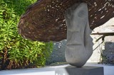 Una scultura  con due volti e cappello in vimini,  sembra accogliere i visitatori all'ingresso del parco botanico Ravino. Isola d'Ischia