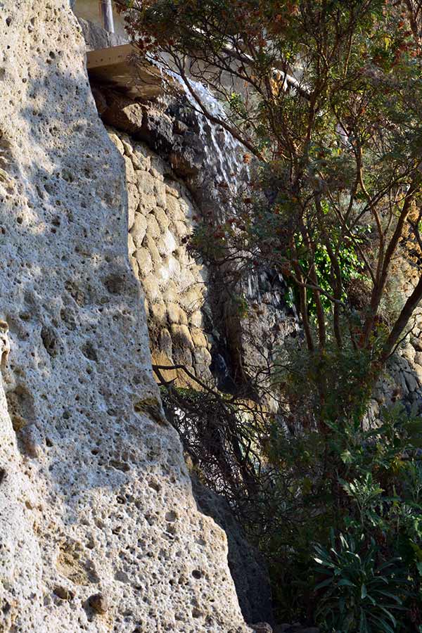 Cascatella d'acqua sulla roccia / PhotoSilvana Matozza