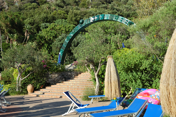 La scultura di Arnaldo Pomodoro. Isola d'Ischia / PhotoSilvana Matozza