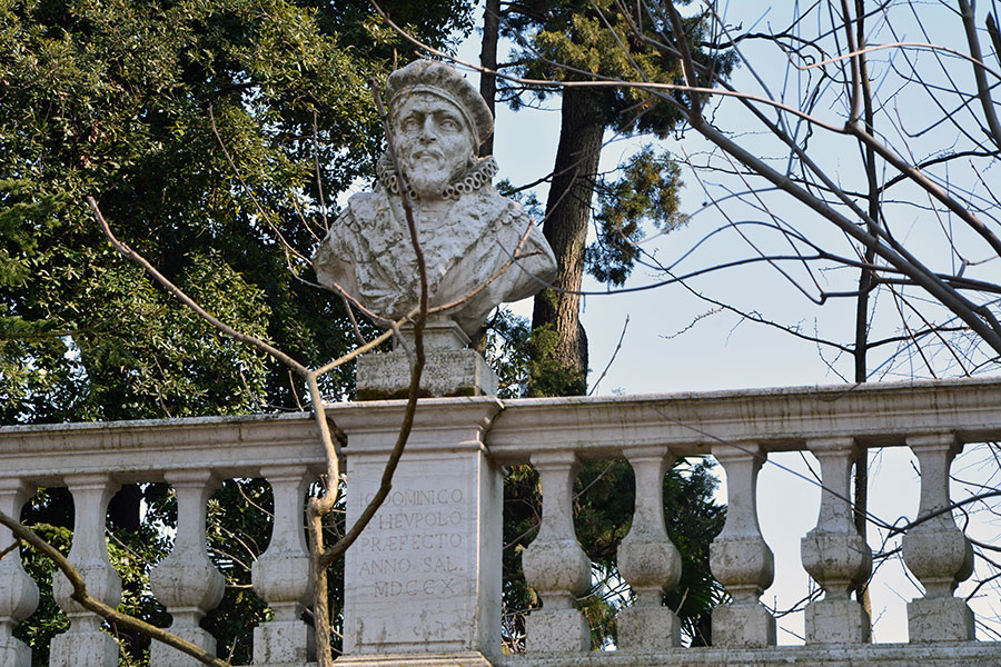 Busto in pietra di un prefetto dell'orto botanico / PhotoSilvana Matozza