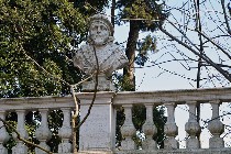 Busto in pietra di un prefetto dell'orto botanico / Photo©Silvana Matozza