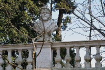 Busto in pietra di un prefetto dell'orto botanico / PhotoSilvana Matozza