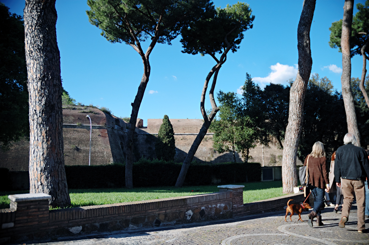 Coppia con cagnolino / PhotoSilvana Matozza, Guido Bonacci