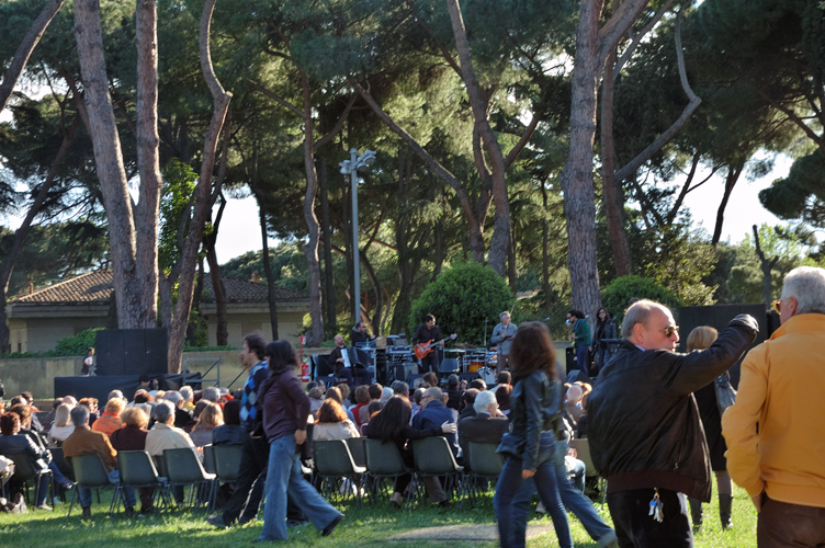 Scorcio del palco con la band dei Nu Indaco /  PhotoSilvana Matozza, Guido Bonacci