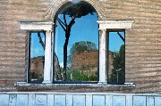Il parco e le mura Aureliane riflesse sul vetro di una finestra / Photo©Silvana Matozza, Guido Bonacci