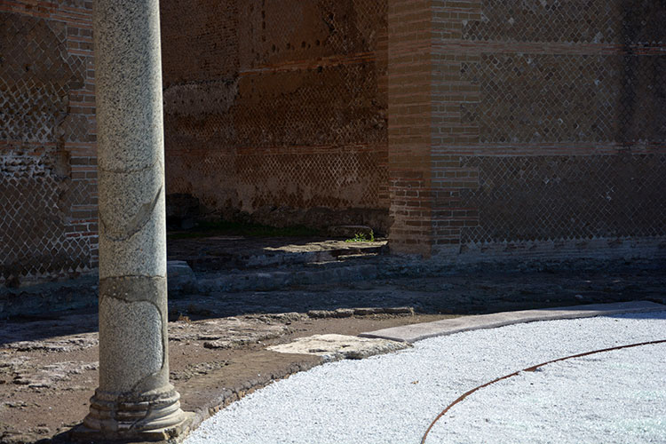 Scorcio con colonna e nicchia./ PhotoSilvana Matozza, Guido Bonacci