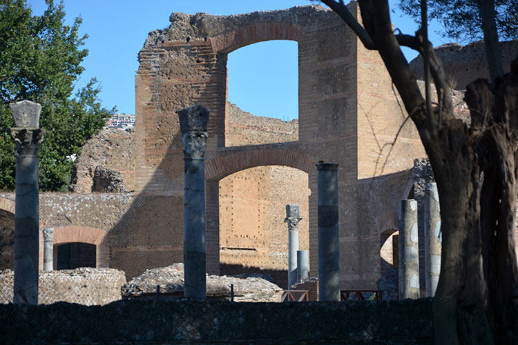 Scorcio delle Tre Esedre, con colonne./ PhotoSilvana Matozza, Guido Bonacci