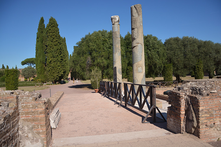 Tre Esedre. Scorcio con colonne  / PhotoSilvana Matozza, Guido Bonacci