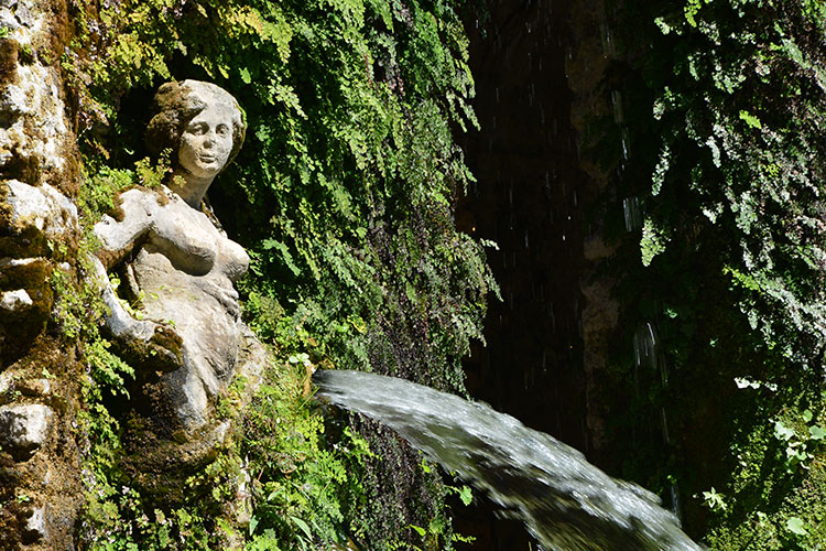 Tivoli. Giardino di Villa d'Este. Nereide con vaso d'acqua / PhotoSilvana Matozza, Guido Bonacci