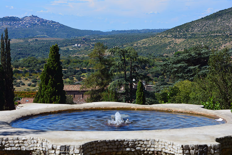 Il calice con zampillo d'acqua. /  PhotoSilvana Matozza, Guido Bonacci.