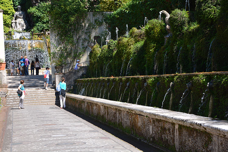 Getti d'acqua sui tre piani delle Cento Fontane d'acqua  /  PhotoSilvana Matozza, Guido Bonacci