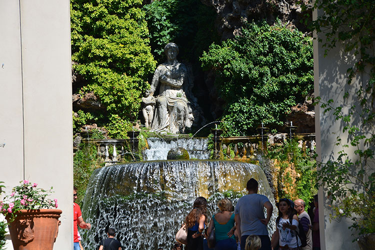 Fontana di Tivoli e Sibilla Albunea ( statua)  /  PhotoSilvana Matozza, Guido Bonacci