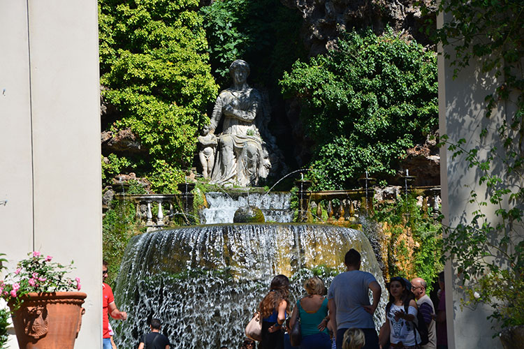 Fontana di Tivoli e Sibilla Albunea ( statua)  /  PhotoSilvana Matozza, Guido Bonacci