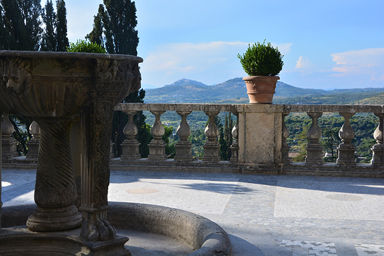 Scorcio della Terrazza Blevedere, con fontana. / PhotoSilvana Matozza, Guido Bonacci.