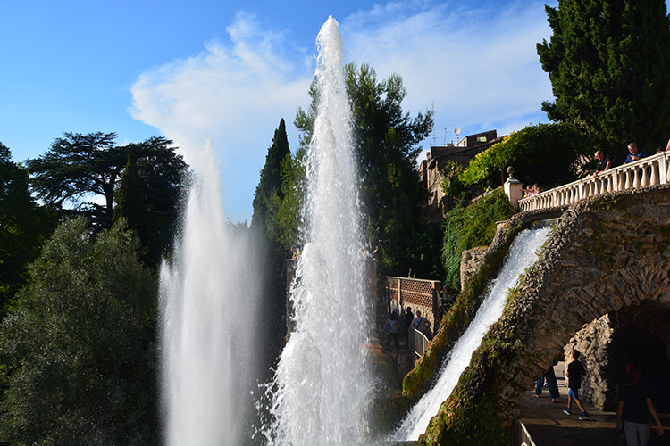 Giochi d'acqua della fontana del XX Sec. Villa d'Este /  PhotoSilvana Matozza, Guido Bonacci.