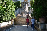 Un angolo di riposo all'ombra delle siepi di alloro/  Photo©Silvana Matozza, Guido Bonacci.