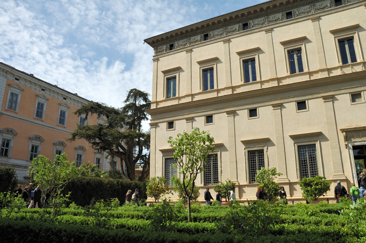 L'ingresso della villarinascimentale / PhotoSilvana Matozza, Guido Bonacci
