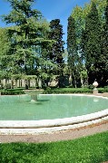 Elegante fontana circolare / Photo©Silvana Matozza, Guido Bonacci