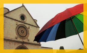 Umbria. Assisi. Basilica Superiore. Ombrello arcobaleno in Piazza San Francesco / Geo Photo Gallery Impressioni Jazz