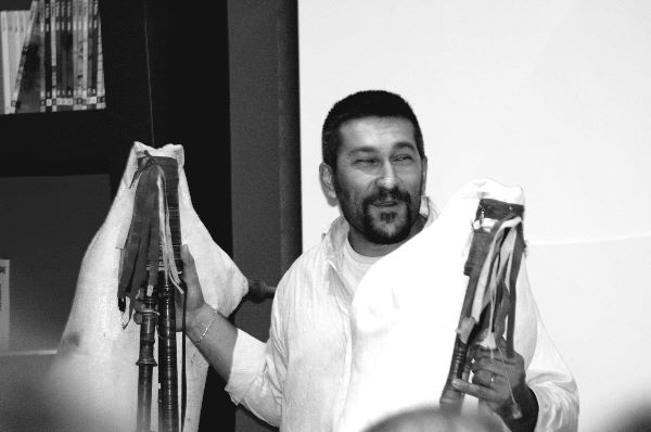 Il musicista Alessandro Mazziotti durante il concerto di musica popolare e/o tradizionale / foto Impressioni Jazz