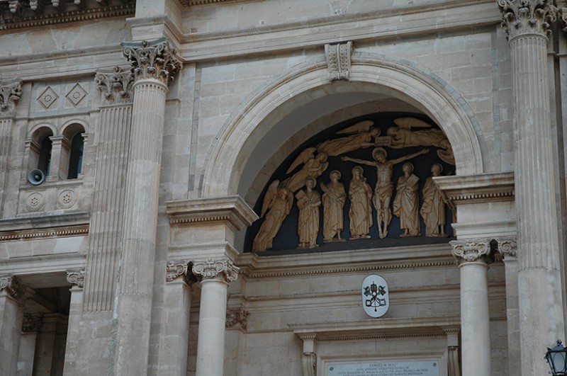 Basilica Minore dei SS. Cosma e Damiano. Bassorilievo. PhotoSilvana Matozza, Guido Bonacci.