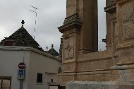 Scorcio della Basilica dei SS. Medici, con trulli. PhotoSilvana Matozza, Guido Bonacci