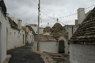 Trulli di una caratteristica via del centro abitato. PhotoSilvana Matozza, Guido Bonacci