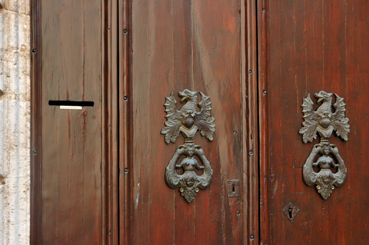 battenti a figura di donna e drago.