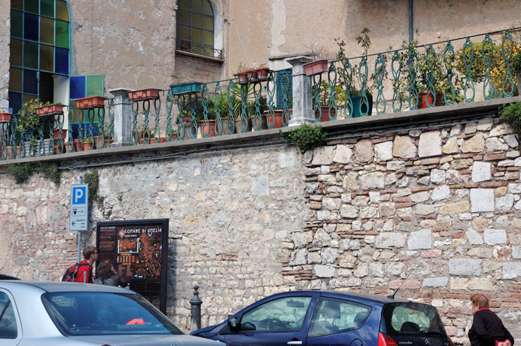 Turisti in Piazza Matteotti ad Amelia