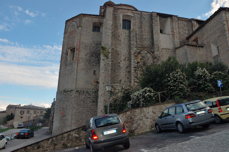 Una veduta laterale del Duomo di Amelia