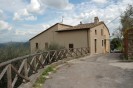 La casa in fondo alla lunga curva panoramica