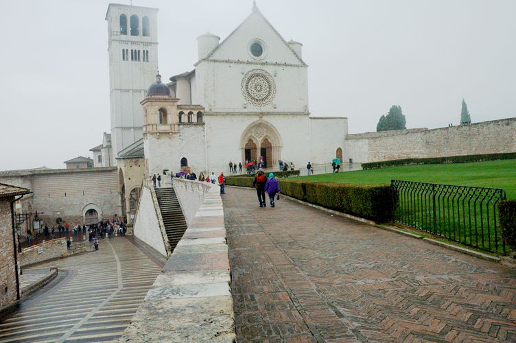 Assisi. Turisti salgono verso la Basilica Superiore di S. Francesco