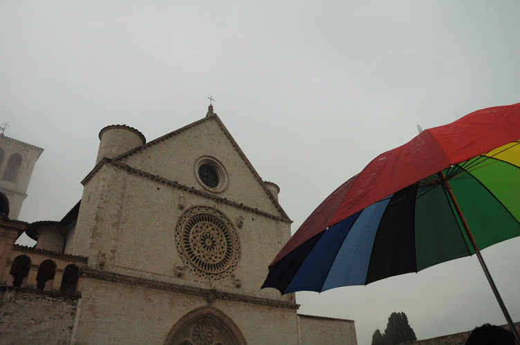 Ombrello arcobaleno in Piazza Superiore S.Francesco - foto Impressioni Jazz