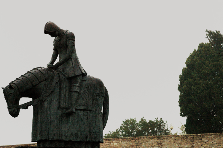 Statua bronzea di Francesco ad Assisi. foto di Silvana Matozza