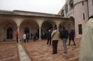 Turisti all'entrata della Basilica Inferiore di S. Francesco d'Assisi