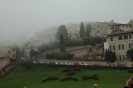 Piazza Superiore e Basilica di San Fracesco d'Assisi avvolta nella nebbia - foto Impressioni Jazz