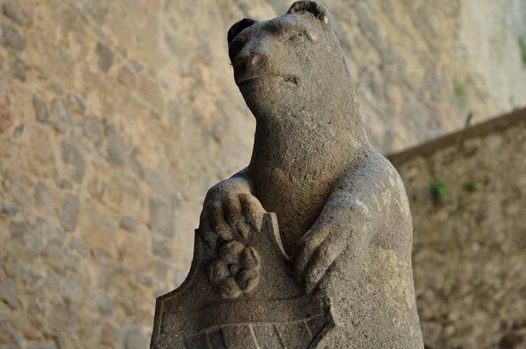 Orso con stemma di casato - statua simbolo degli Orsini