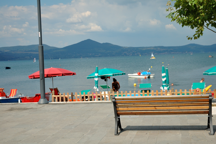 nuvole sulla spiaggia assolata