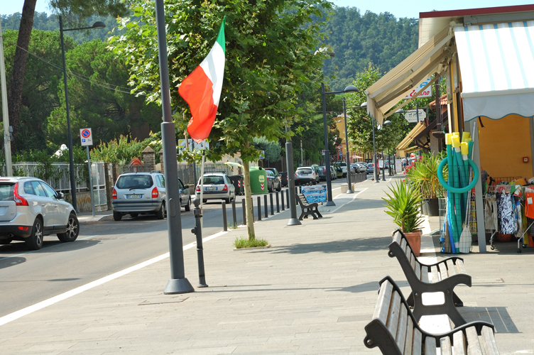 Lago di Bracciano. viale con bandiera italiana