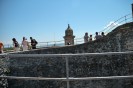 Bracciano.  i visitatori osservano il panorama dalla ronda