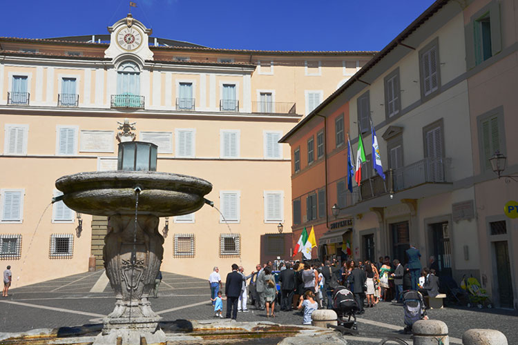 ../Images/Castel-Gandolfo.Palazzo-Apostolico-e-Fontana.jpg