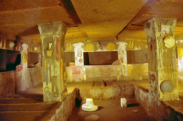 L'interno della tomba dei Rilievi, con Cerbero sullo sfondo.