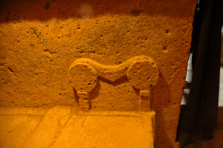 Particolare della coppia di sedili (Troni), nella tomba etrusca di Cerveteri. Photo di Silvana Matozza e Guido Bonacci