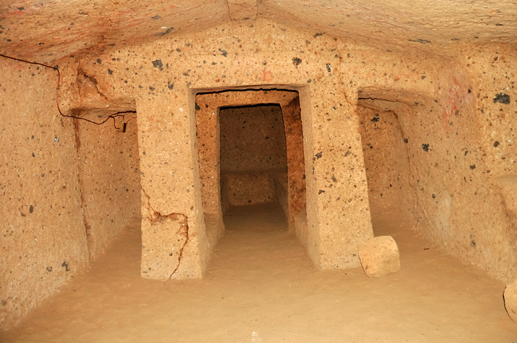 ../Images/Tumulo_Mengarelli_Necropoli_Cerveteri.jpg