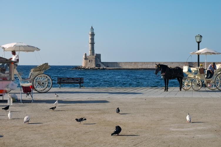 ../Images/Faro_carrozzelle_e_piccioni_a_Chania.jpg