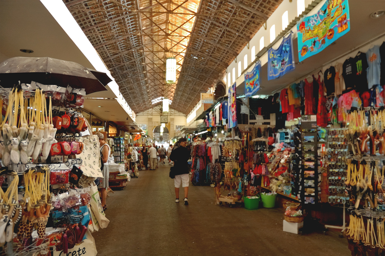 ../Images/Tra_i_multicolorati_banchi_del_mercato_comunale_di_Chania.Creta.jpg