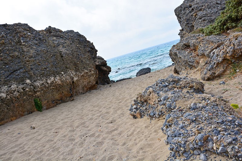 Creta. Falassarna. Un angolo di spiaggia tra gli scogli. PhotoSilvana Matozza, Guido Bonacci